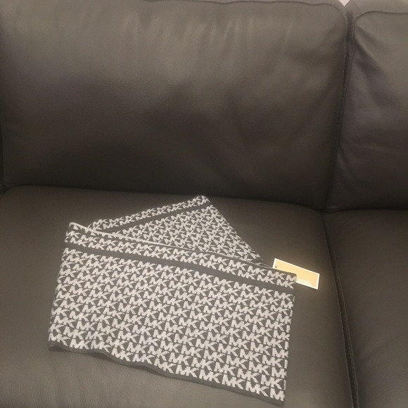 COPY - MICHAEL KORS INFINITY SCARF - Picture 4 of 7